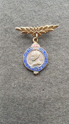 1947 brooch with pin - , to